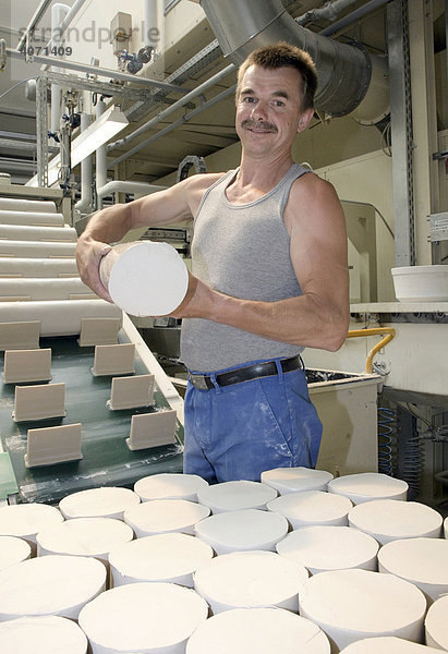 Ein Mitarbeiter bei der Vorbereitung der Keramikmasse zum Eindrehen in die Gipsformen in der Geschirrproduktion  Faiencerie  der Villeroy & Boch AG in Merzig  Saarland  Deutschland  Europa