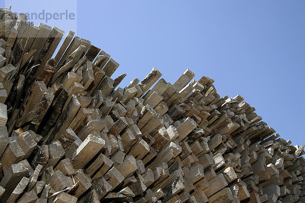 Holzlager  zur Produktion von Spanplatten  am Produktionsstandort Neumarkt der Pfleiderer AG in Neumarkt  Bayern  Deutschland  Europa