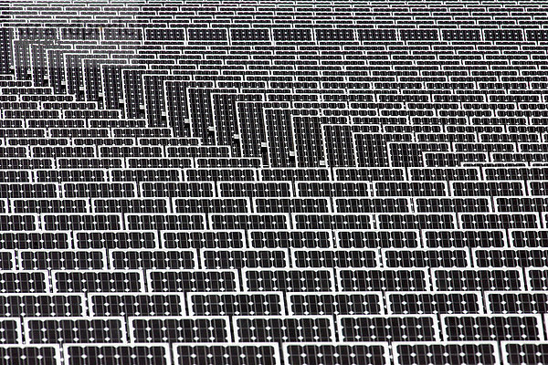 Solarmodule der derzeit größten Photovoltaikanlage der Welt im bayerischen Solarpark Mühlhausen  Bayern  Deutschland  Europa