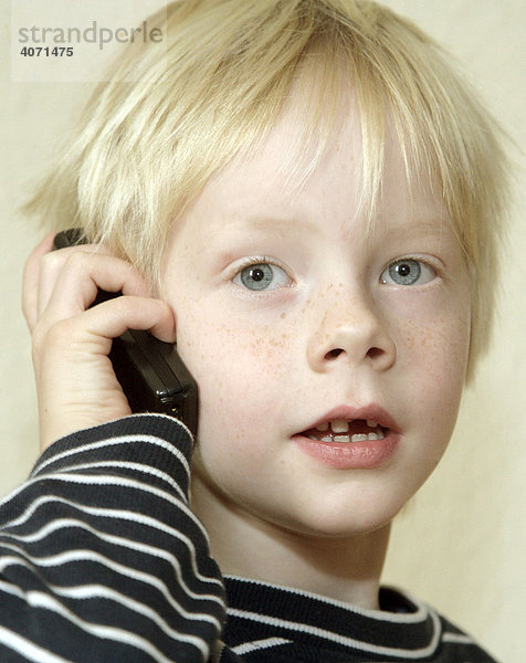 Ein Junge telefoniert mit einem Handy