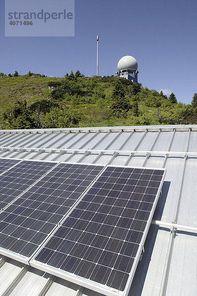 Photovoltaikanlage auf dem Dach der Bergstation der Arber Bergbahnen am Großen Arber im Bayerischen Wald bei Bayerisch Eisenstein  Bayern  Deutschland  Europa