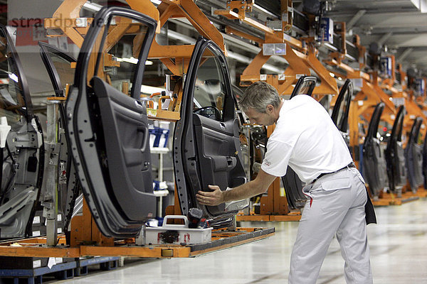 Arbeiter in der Produktionsstätte der Audi AG in Brüssel  Produktionslinie des Audi A3  Polo und Golf in Brüssel  Belgien  Europa