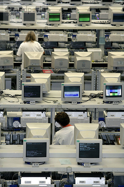 Mitarbeiter der Computerproduktion bei Funktionstest  Endkontrolle von einem PC  bei der Firma Fujitsu Siemens GmbH in Augsburg  Bayern  Deutschland  Europa