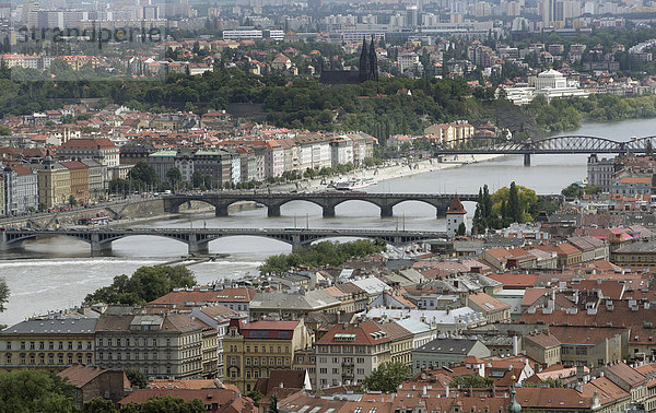 Stadtansicht mit Brücken über die Moldau  Prag  Tschechische Republik  Europa
