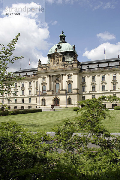 Sitz der tschechischen Regierung  Regierungssitz  in der ehemaligen Straka Akademie  Prag  Tschechische Republik  Europa