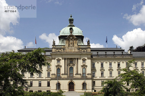 Sitz der tschechischen Regierung  Regierungssitz  in der ehemaligen Straka Akademie  Prag  Tschechische Republik  Europa