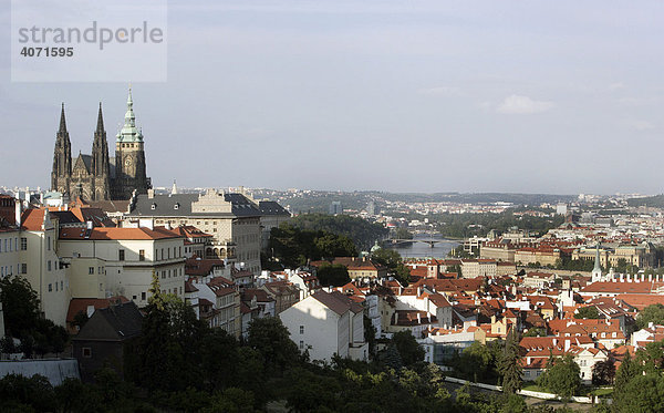 Blick auf die Prager Burg  Hradschin  den Dom Sankt Veit  St. Veit  Veitsdom  und auf die Stadt Prag in Prag  Tschechische Republik  Europa