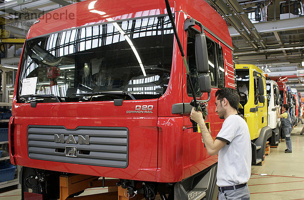 Arbeiter bei Arbeiten an Tür für Lkw mit Fahrerhaus  Fertigung  Produktion MAN Nutzfahrzeuge AG  München  Bayern  Deutschland  Europa