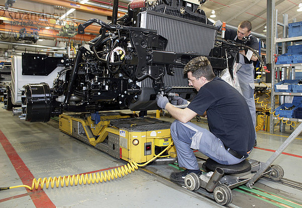 Arbeiter bei Arbeiten an Motor und Getriebe für Lkw  Fertigung  Produktion MAN Nutzfahrzeuge AG  München  Bayern  Deutschland  Europa