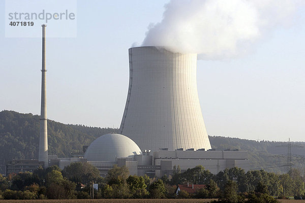 EON-Kernkraftwerk Isar II mit Reaktorgebäude und Kühlturm in Essenbach  Bayern  Deutschland  Europa