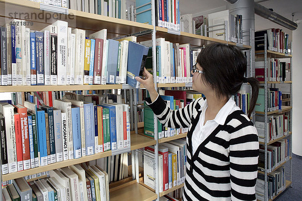 Eine Studentin aus China in der Bibliothek der Technischen Universität München  TUM  TU München  Fakultät Maschinenwesen in Garching  Bayern  Deutschland  Europa