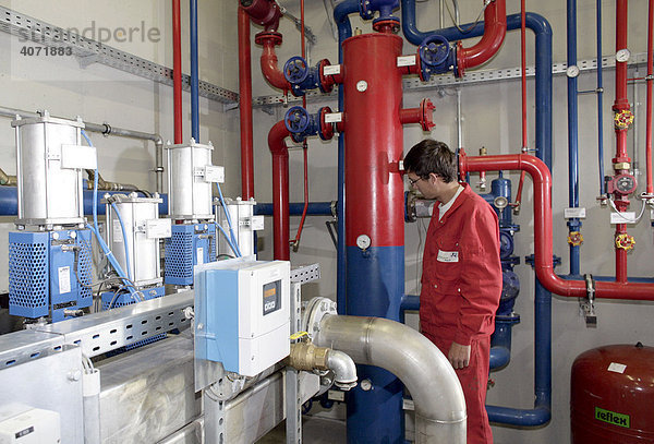 Ein Mitarbeiter der Schmack Biogas AG regelt die Heizungsverteilung mit einer Pumpensteuerung im Technikgebäude einer Biogasanlage der Schmack Biogas AG in Schwandorf  Bayern  Deutschland  Europa