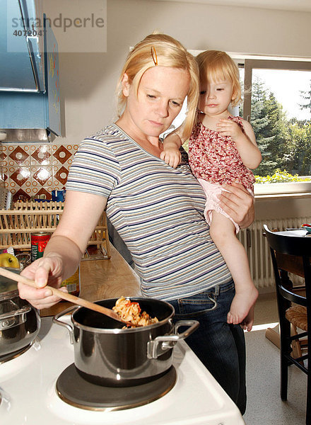 Mutter mit Tochter beim Kochen in der Küche