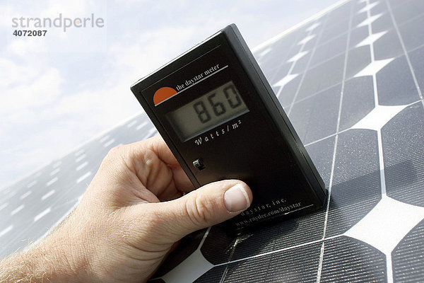 Manuelle Einstrahlungsmessung an einem Solarmodul der Firma Powerlight im bayerischen Solarpark Mühlhausen  der derzeit größten Photovoltaikanlage der Welt  Bayern  Deutschland  Europa