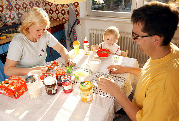 Junge Familie beim Frühstück