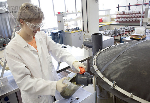 Eine Diplom Biotechnologin arbeitet in der Technikumsanlage  Labor  der Schmack Biogas AG  an einem Versuchsfermenter einer Biogasanlage in Schwandorf  Bayern  Deutschland  Europa