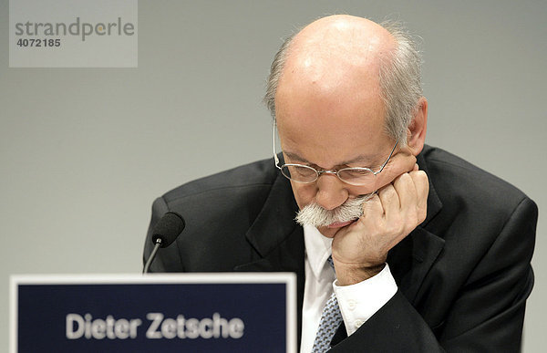Dieter Zetsche  Vorstandsvorsitzender der Daimler AG  während der Bilanzpressekonferenz am 14.02.2008 in Stuttgart  Baden-Württemberg  Deutschland  Europa