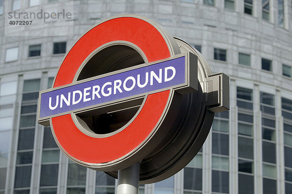 Logo an einer Station der Underground in Canary Wharf in London  England  Großbritannien  Europa