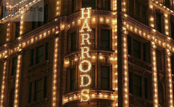 Kaufhaus Harrods bei Nacht in London  England  Großbritannien  Europa