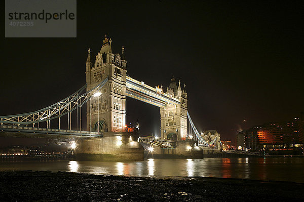 Nachtaufnahme der Tower Bridge in London  England  Großbritannien  Europa