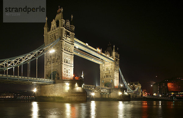 Nachtaufnahme der Tower Bridge in London  England  Großbritannien  Europa