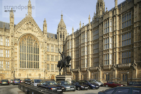 Reiterstatue von Richard I. vor den Houses of Parliament in London  England  Großbritannien  Europa