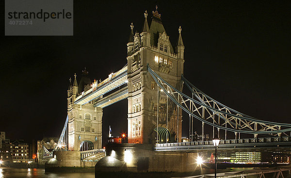 Nachtaufnahme der beleuchteten Tower Bridge in London  England  Großbritannien  Europa