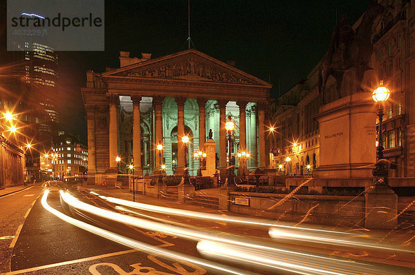 Royal Exchange in der Threadneedle Street bei Nacht in London  England  Großbritannien  Europa