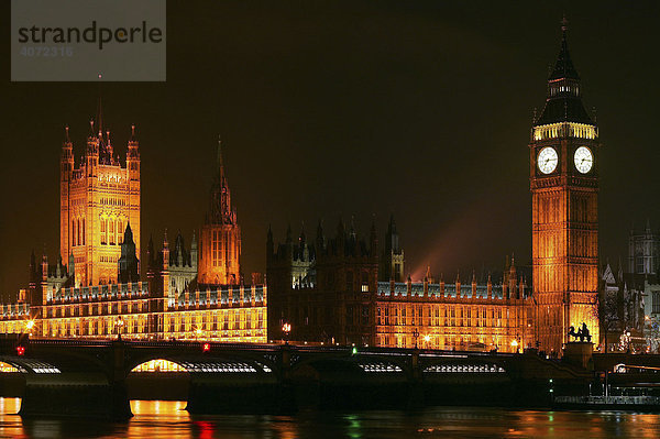 Nachtaufnahme von Big Ben und Houses of Parliament in London  England  Großbritannien  Europa