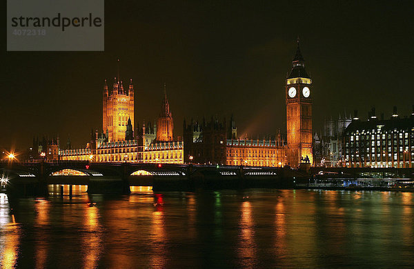 Nachtaufnahme von Big Ben und Houses of Parliament in London  England  Großbritannien  Europa