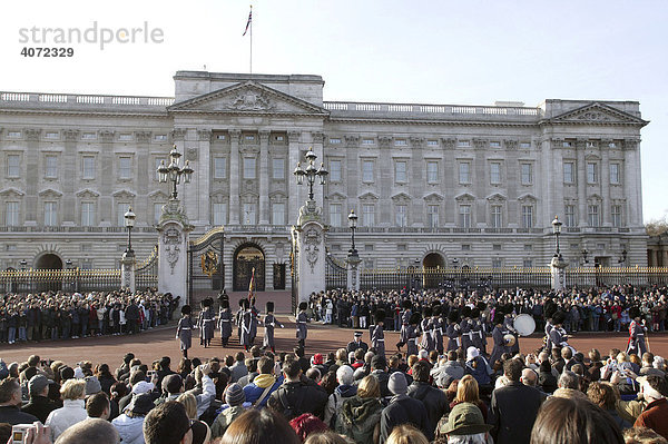Touristen vor dem Buckingham Palace am Victoria Memorial warten auf die Wachablösung in London  England  Großbritannien  Europa