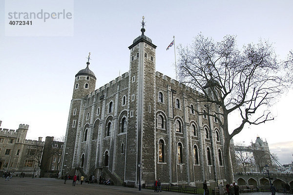Der White Tower in der historischen Festungsanlage Tower of London in London  England  Großbritannien  Europa