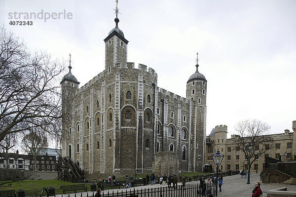 Der White Tower in der historischen Festungsanlage Tower of London in London  England  Großbritannien  Europa