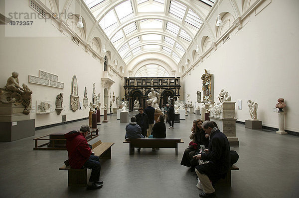 Besucher betrachten eine Ausstellung mit Skulpturen im Victoria and Albert Museum in London  England  Großbritannien  Europa