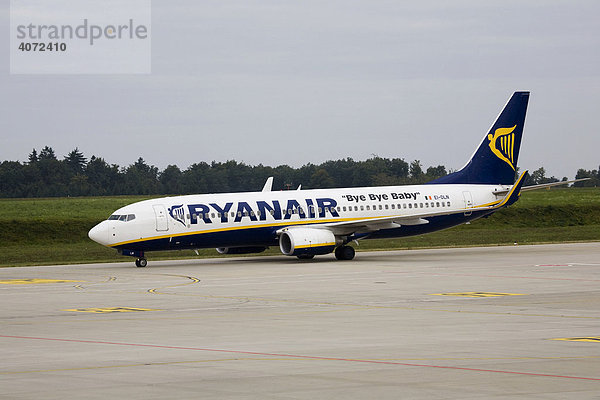 Boeing 737 der Billigfluglinie Ryanair auf dem Flughafen Frankfurt-Hahn  Flughafen Hahn  im Hunsrück bei Simmern  Rheinland-Pfalz  Deutschland  Europa