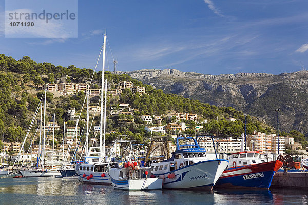 Boote im Hafen von Port de Soller  Mallorca  Balearen  Spanien  Europa