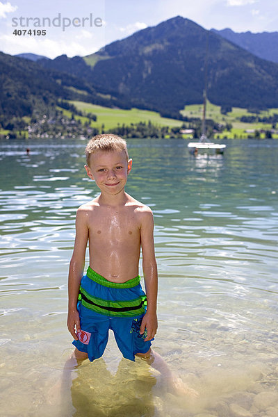 Ein Junge  sechs Jahre  badet im Walchsee  Tirol  Österreich  Europa
