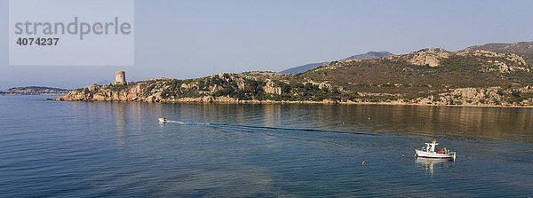 Blick auf den Torre di Budello im frühen Morgenlicht  ein Boot bricht auf  Panorama  Sardinien  Südküste  Italien  Europa