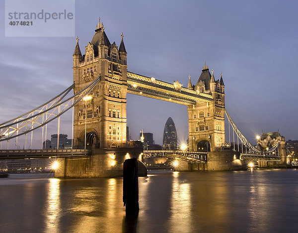 Tower-Bridge bei Nacht  London  England  Großbritannien  Europa