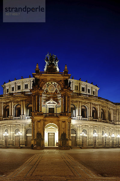 Dresdener Semperoper zur blauen Stunde  Dresden  Sachsen  Deuschland  Europa