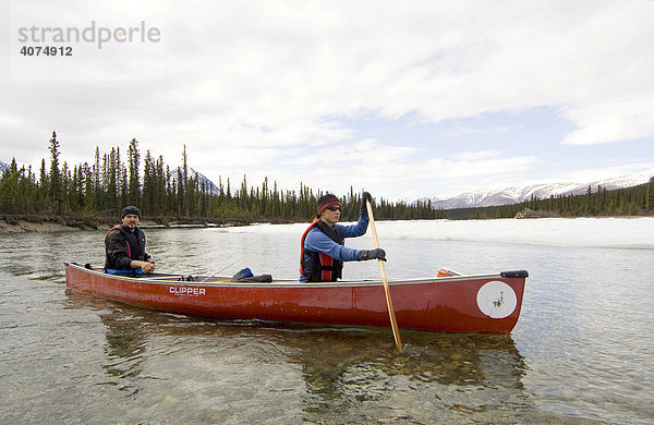 Kanufahrer auf dem Takhini Fluss  Yukon  Kanada