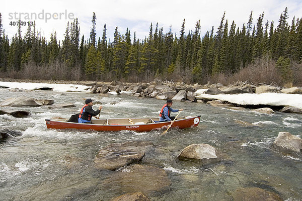 Kanufahrer auf dem Takhini Fluss  Wildwasser  Yukon  Kanada