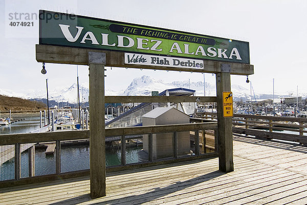 Valdez  Angelwettbewerb  Schild  Valdez Small Boat Harbour  Prince William Sound  Alaska  USA