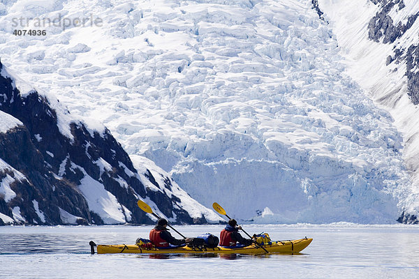 Kajakfahrer  Beloit Gletscher  Blackstone Bay  Pazifische Küste  Prince William Sound  Chugach Nationalforst  Alaska  USA
