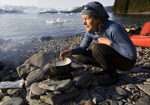 Kochen am Strand auf einem Lagerfeuer  Glacier Island  dahinter der Columbia-Gletscher  Pazifik Küste  Chugach National Forest  Prince William Sound  Alaska  USA