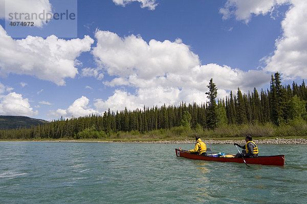 Kanu-Fahrer auf dem Thirty Mile River  Yukon Fluss  Yukon  Kanada  Nordamerika