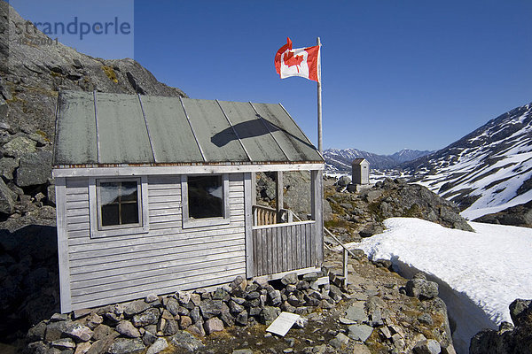 Unterschlupf am Gipfel für Bergsteiger  Kanadische Flagge  Chilkoot Trail  Chilkoot Pass  British Columbia  B.C.  Kanada  Nordamerika