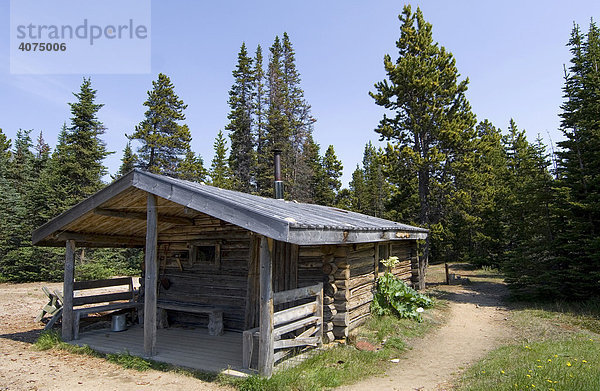Alte Blockhütte im historischen Teil von Lindeman City  Chilkoot Trail  Chilkoot Pass  British Columbia  B.C.  Kanada  Nordamerika