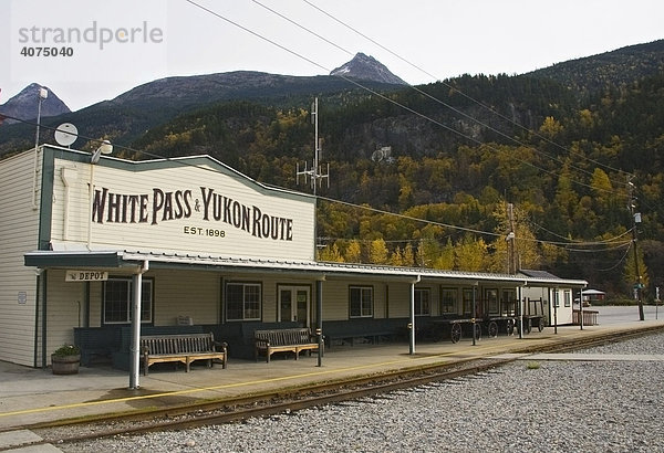Historischer White Pass & Yukon Route Bahnhof  Herbstfarben  Skagway  Klondike Goldrausch  Alaska  USA  Nordamerika