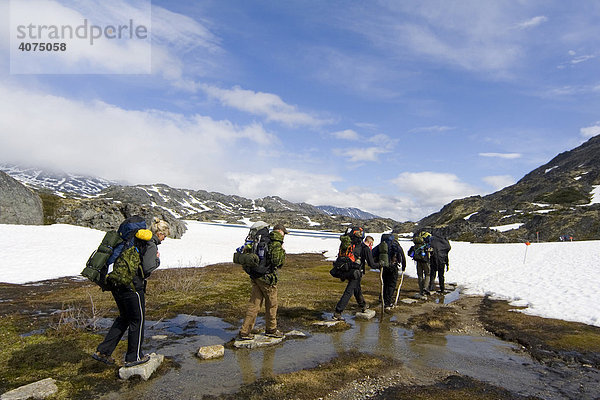Bergsteigergruppe läuft durch Wasser  Chilkoot Pass/Trail  Klondike Goldrausch  British Columbia  Kanada  Nordamerika